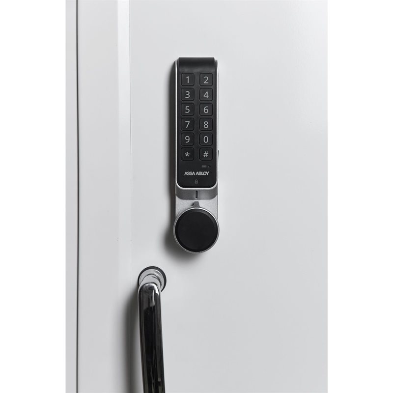 Närbild på ett svart och silverfärgat elektroniskt kodlås med knappsats och vridreglage, monterat på en vit skåpsdörr.