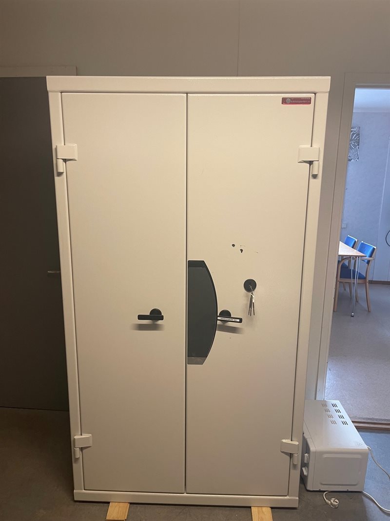 Begagnat men aldrig använt dubbeldörrat Säkerhetsskåp