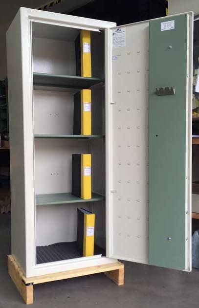 Brett säkerhetsklassat skåp enligt SSF 3492 med tre hyllor